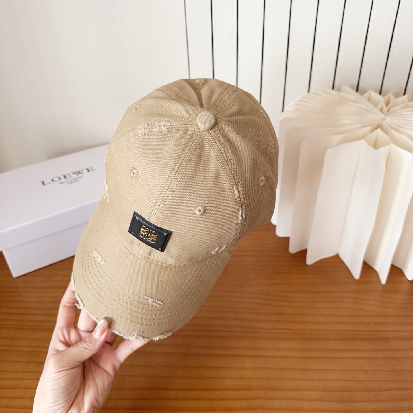 Loewe罗意威棒球帽颜值担当，遮阳挡风的四季款，闭眼入不会撞款喔！版型挺阔 面料很好喔