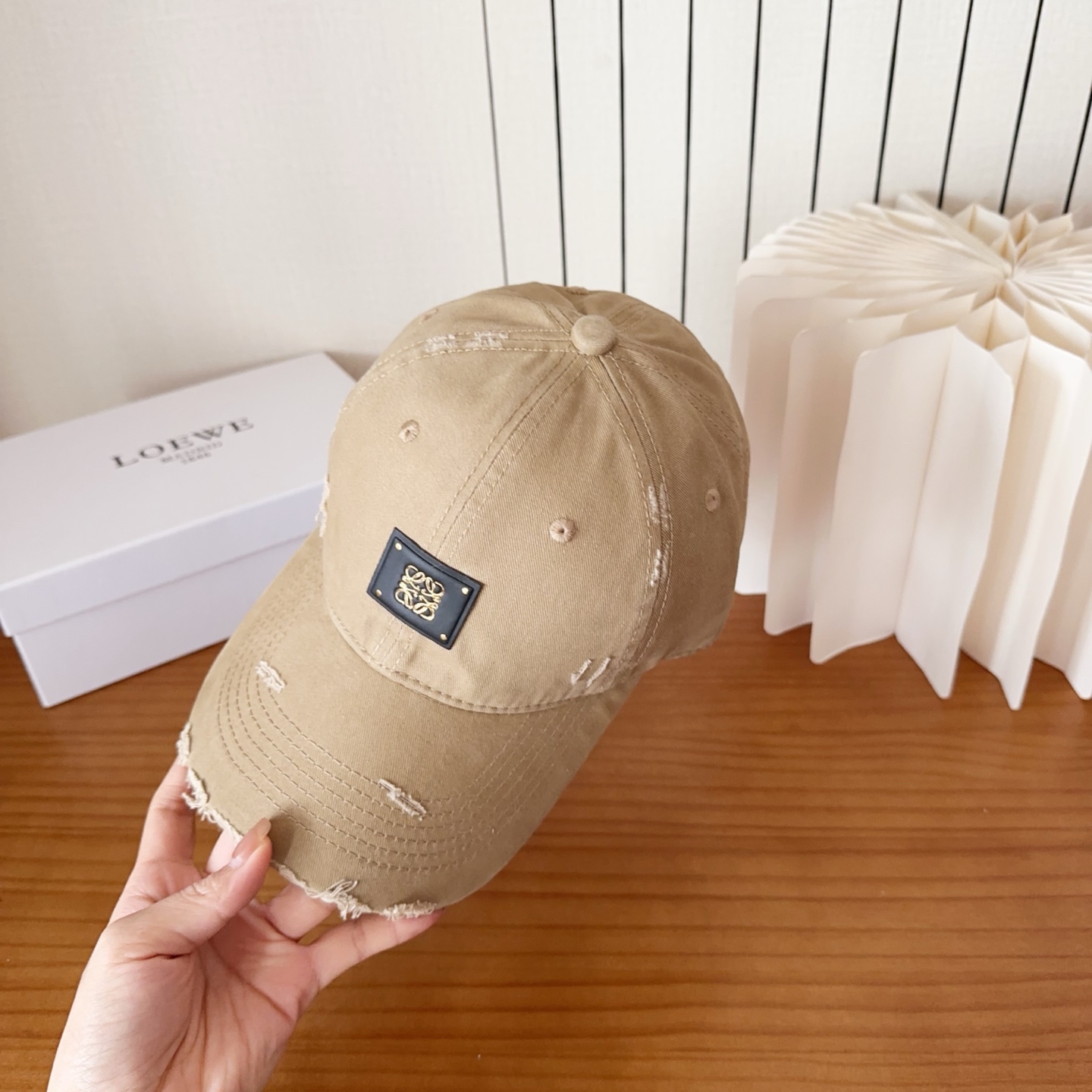 Loewe罗意威棒球帽颜值担当，遮阳挡风的四季款，闭眼入不会撞款喔！版型挺阔 面料很好喔