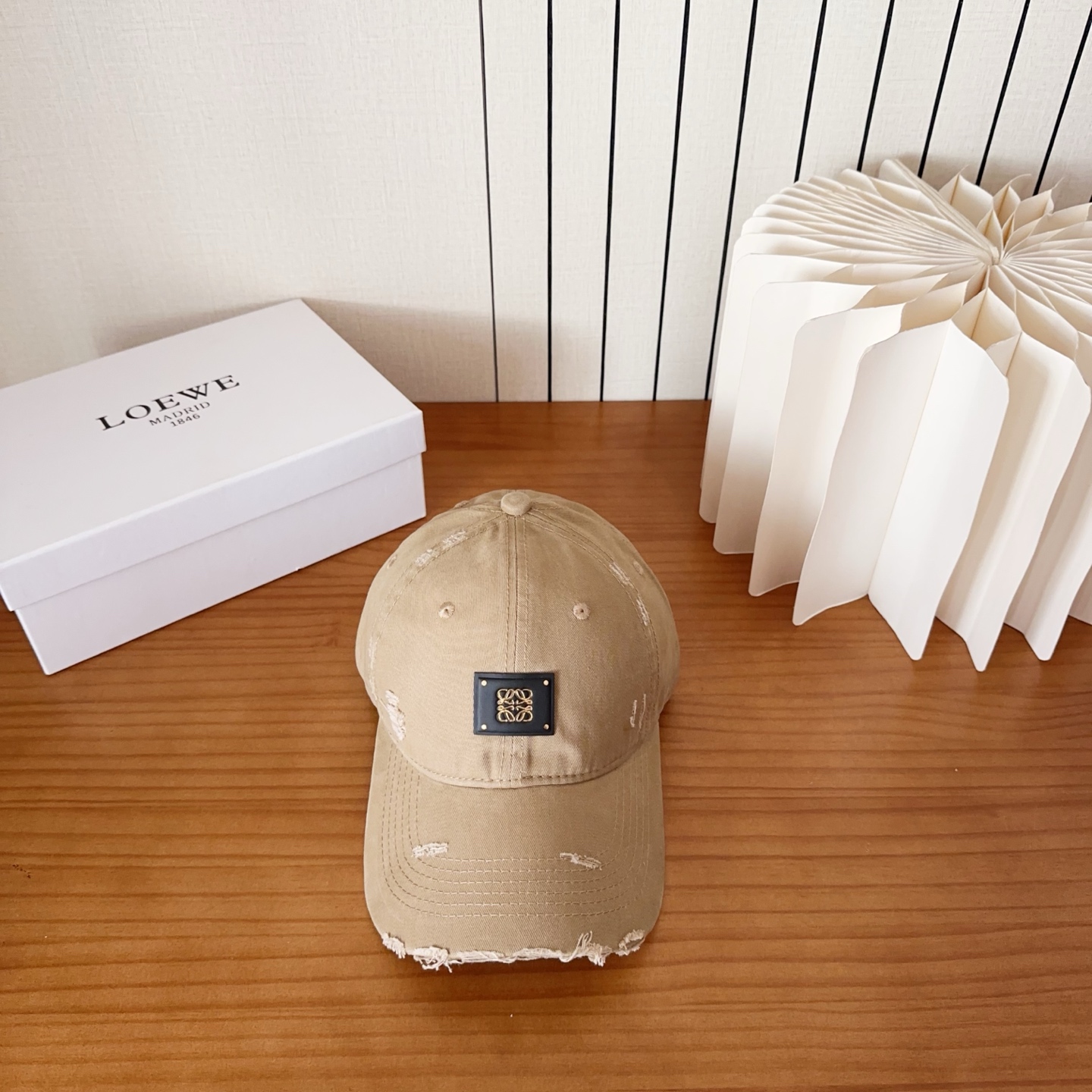 Loewe罗意威棒球帽颜值担当，遮阳挡风的四季款，闭眼入不会撞款喔！版型挺阔 面料很好喔
