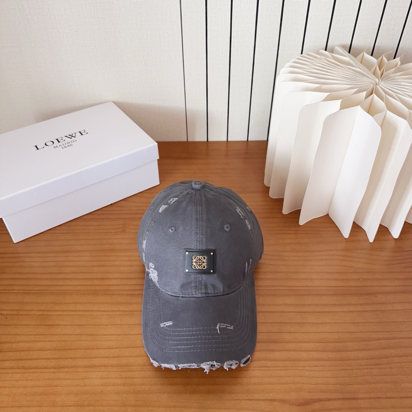 NO:670749,Loewe baseball cap is a good-looking, sun-blocking and wind-blocking all-season style, you can wear it with your eyes closed and it won’t look out of style!  The fit is quite wide and the fabric is very good. Hats, fisherman hats, baseball caps, knitted hats, hats, loewe, loewe, espadrilles, hats19860909Loewe罗意威棒球帽 颜值担当, 遮阳挡风的四季款,闭眼入 不会撞款喔！ 版型挺阔 面料很好喔帽子渔夫帽棒球帽针织帽,帽子,loewe,loewe,espadrilles,hats,hat