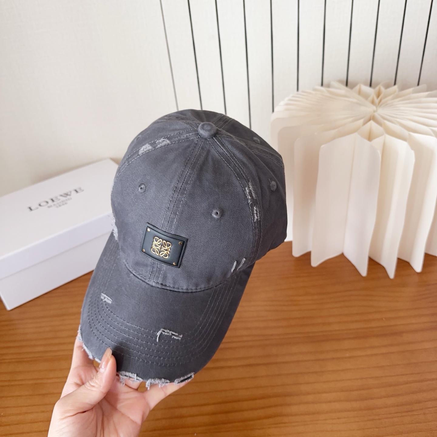 Loewe罗意威棒球帽颜值担当，遮阳挡风的四季款，闭眼入不会撞款喔！版型挺阔 面料很好喔