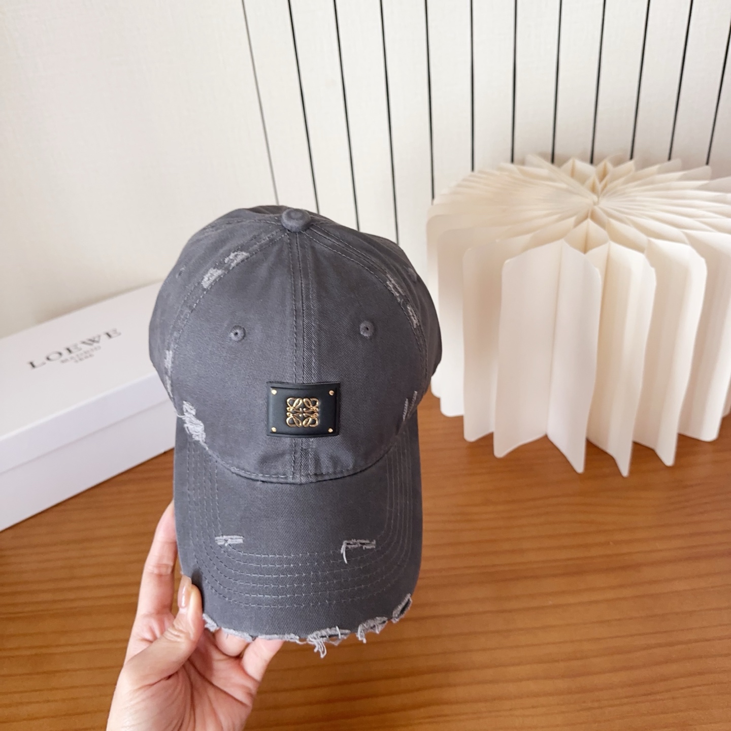Loewe罗意威棒球帽颜值担当，遮阳挡风的四季款，闭眼入不会撞款喔！版型挺阔 面料很好喔