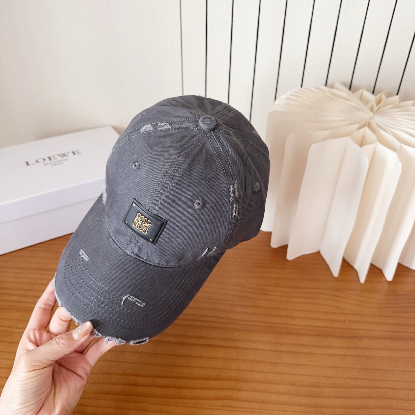 Loewe罗意威棒球帽颜值担当，遮阳挡风的四季款，闭眼入不会撞款喔！版型挺阔 面料很好喔