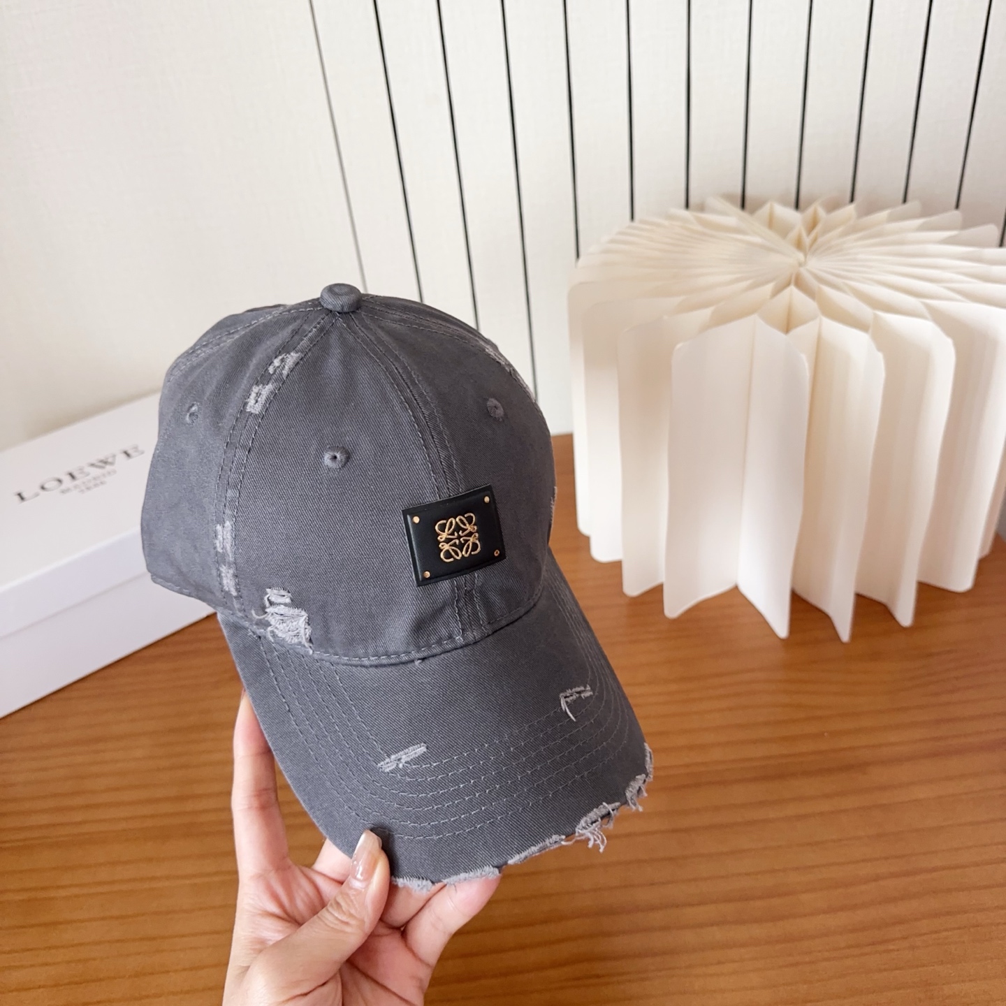 Loewe罗意威棒球帽颜值担当，遮阳挡风的四季款，闭眼入不会撞款喔！版型挺阔 面料很好喔