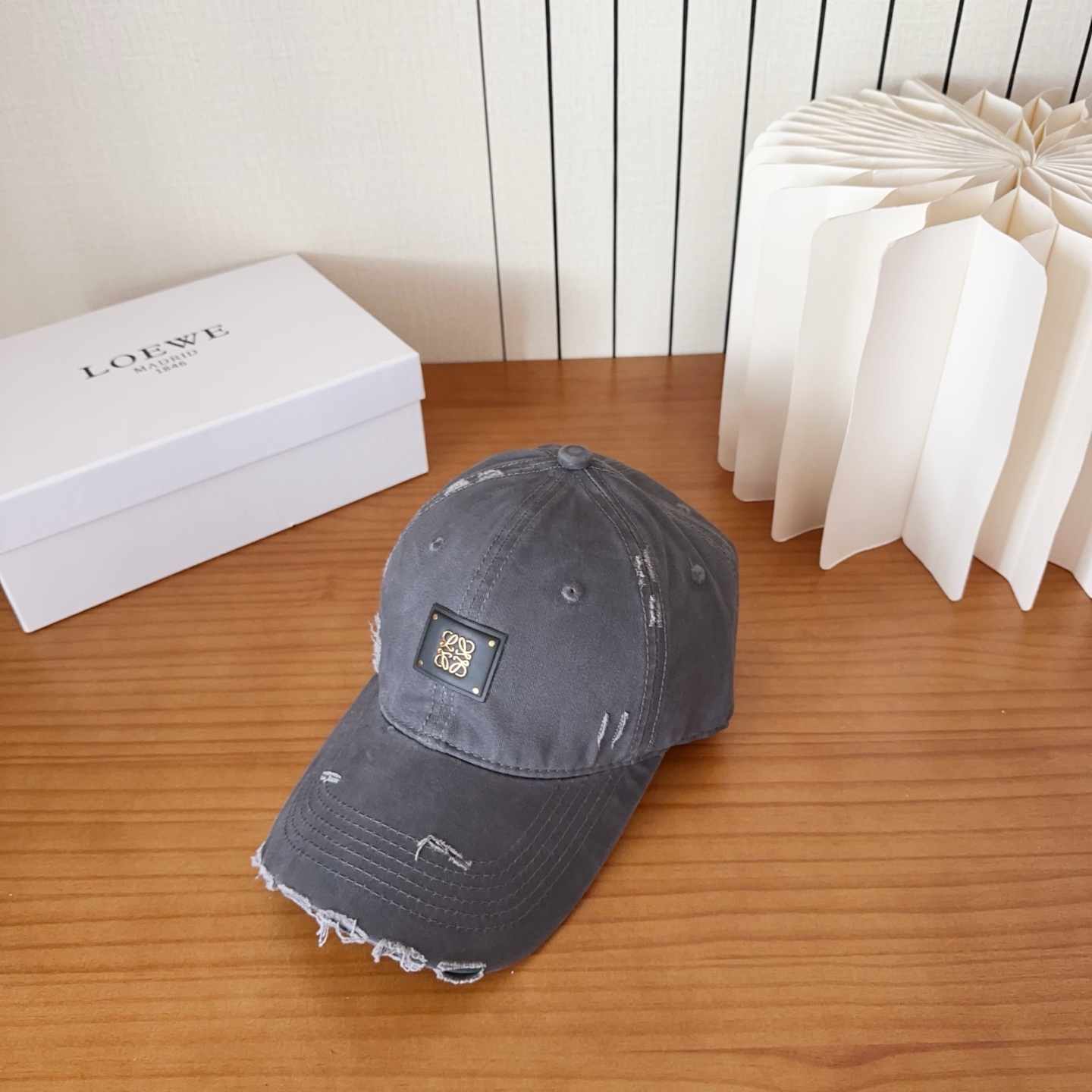 Loewe罗意威棒球帽颜值担当，遮阳挡风的四季款，闭眼入不会撞款喔！版型挺阔 面料很好喔
