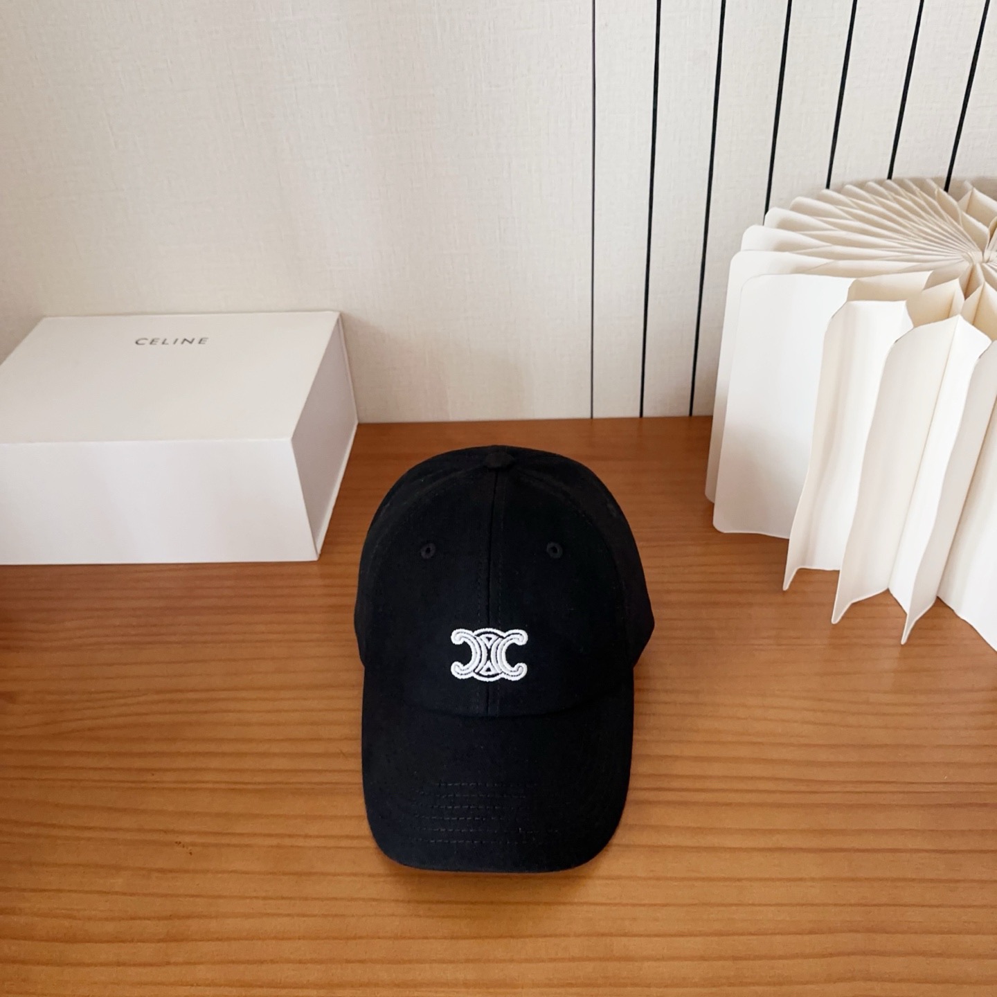 NO:755886,CELINE Celine's new baseball cap. Take it out when traveling. It's beautiful. It's a second-hand style. This kind of hat is not easy to match. Ready-made hats, straw hats, fisherman hats, baseball caps, hats, celine, espadrilles, hats19860909CELINE思琳 新款棒球帽 旅游带它出去美美哒 中古款哟.这种帽子不容易撞款 现货帽子草帽渔夫帽棒球帽,帽子,celine,espadrilles,hats,hat