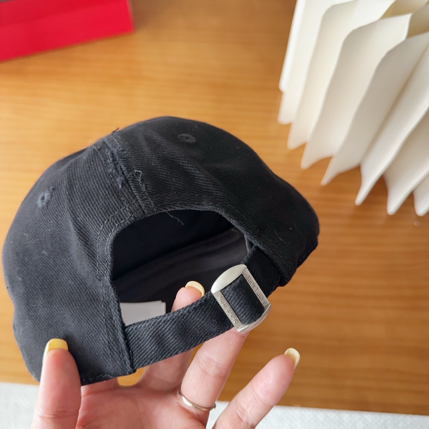 YSL圣罗兰 棒球帽|一款简单休闲风的棒球帽是牛仔的款式 减龄百搭 适配度很高！简单随性~字母刺绣部分也