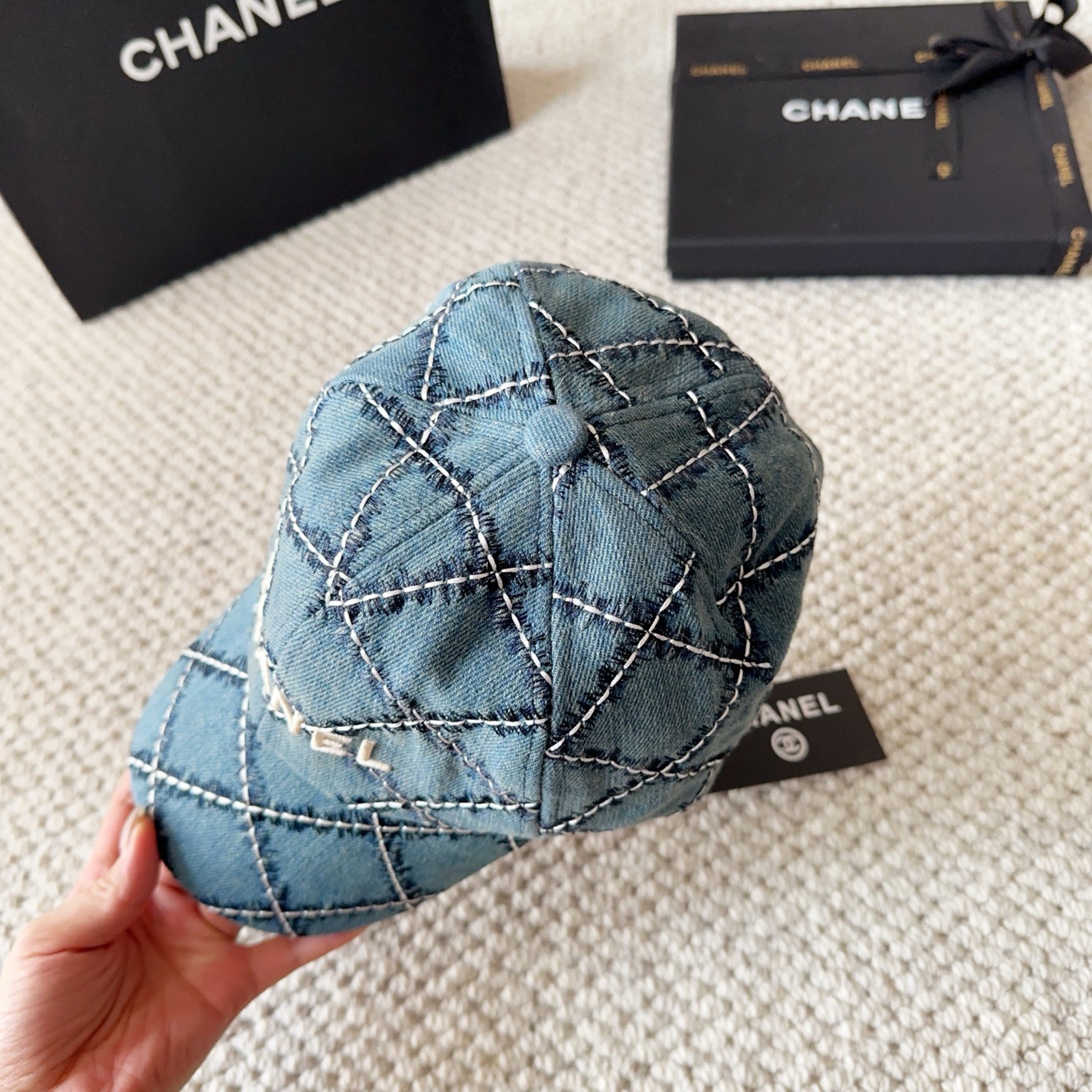 CHANEL香奈儿新款🆕牛仔蓝复古款式棒打帽🔸 节假日旅游带它出去美美哒❕  中古款哟.这种帽子不容易撞