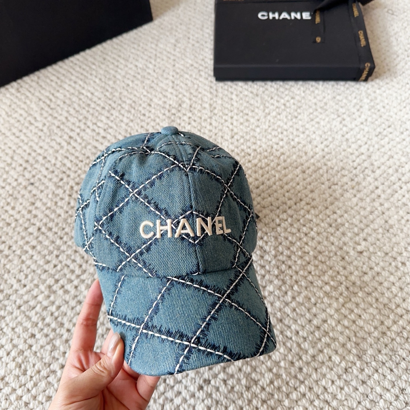 CHANEL香奈儿新款🆕牛仔蓝复古款式棒打帽🔸 节假日旅游带它出去美美哒❕  中古款哟.这种帽子不容易撞
