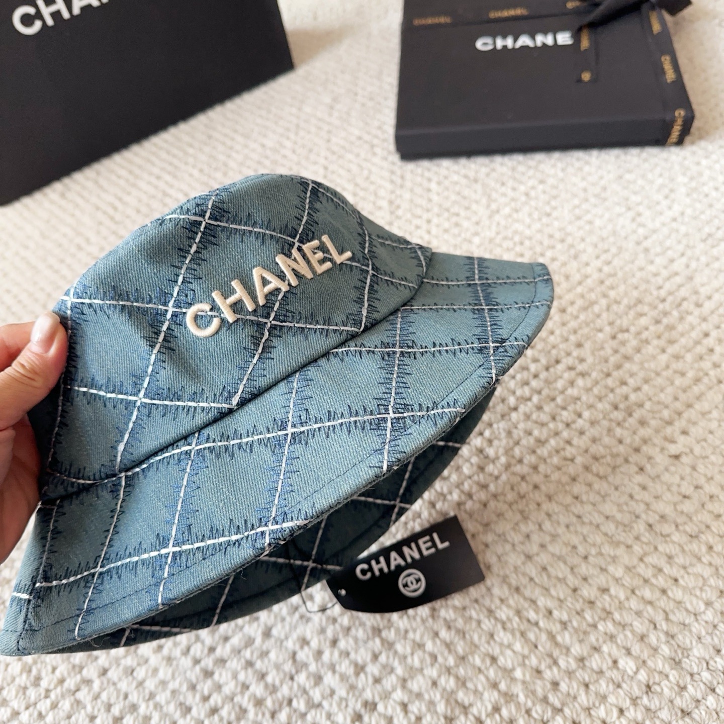 CHANEL香奈儿新款🆕牛仔蓝复古款式渔夫帽🔸 节假日旅游带它出去美美哒❕  中古款哟.这种帽子不容易撞