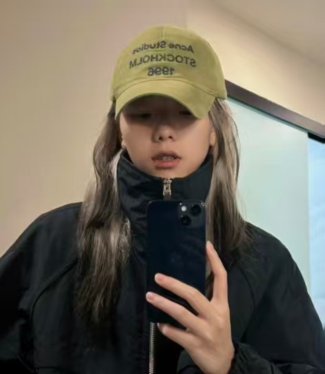 NO:867246,New baseball cap ~ same style for men and women!  One size fits all  This baseball cap is the same style for men and women, with a six-piece splicing design. There is a small square smiley face logo on the front, and the smiley face pattern is also very lively and cute. The cap has an adjustable head and tail, suitable for people of different head sizes, and the one-size-fits-all design makes it easier to choose. There is also a brand emoticon smiley face on the back and side of the hat, showing fashion and personality.  It has a unique brand temperament. This hat is also equipped with the necessary curved brim of a baseball cap, which can well block the sun and wind and rain, and protect the facial skin. In short, this Acne brand baseball cap has both a fashionable appearance design and practical functionality, which is very suitable for going out for sports or leisure wear.  It is made of customer-supplied materials ~ it is soft and can be folded casually and placed in the bag, which is super convenient. It is not too picky to match. It is the same style for both men and women ~ it looks great when worn ~ boys are handsome and girls age-reducing. I sincerely recommend it to everyone! The six-piece baseball cap is very classic and supportive!  The inside is all hemmed, and the fit is very good. It doesn’t matter your face shape~~it’s a savior without makeup!  The shape is very good. When you put it on, your big head will instantly look smaller. It goes well with any clothes. You can just throw it on and go out without washing your hair!  You can buy an excellent hat with the right shape. It has an unconventional design and looks slimmer. The sweat-absorbent band on the inside is light in texture and very breathable!  Super cost-effective, it’s great to keep for yourself and give to friends!  hat straw hat bucket hat baseball cap,hat,acne studios,espadrilles,hats19860909新款棒球帽 ～男女同款！均码 这款棒球帽是男女同款,采用六片式拼接设计,正面有小方形笑脸徽标,笑脸图案也十分活泼可爱.帽尾可调式头尾,适合不同头围大小的人群,均码设计更方便选择.帽子侧后侧方还有品牌表情笑脸,展现时尚、个性的品牌气质.此款帽子还配备了棒球帽必备的弯曲帽檐,能够很好地遮挡阳光和风雨,保护脸部肌肤.总之,这款acne品牌的棒球帽既有时尚的外观设计,又具有实用的功能性,非常适合出门运动或休闲搭配. 采用客供材质～软软的,可以随性的折叠放在包包里,超级超级方便的.搭配也不会太挑,男女同款～戴起来都很好看～男生帅气,女生减龄诚意推荐给大家! 六片棒球帽版型很经典,有支撑性！内里全部包边,版型很是不错,不挑脸型～～简直是素颜救星！型很是不错,大头戴上立马变小头,无论什么衣服都很好搭,没洗头随便一带就爽快出门了！优秀的帽型一买一个准,不踩雷的设计,视觉显瘦.内侧吸汗带,质地轻盈,透气性非常好！超高性价比 自留送朋友都很赞啊！帽子草帽渔夫帽棒球帽,帽子,acne studios,espadrilles,hats,hat