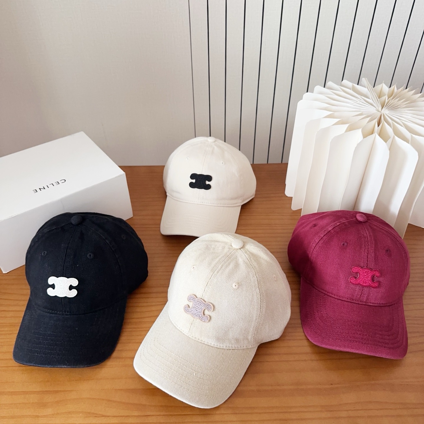 CELINE思琳 新款棒球帽🔸 旅游带它出去美美哒❕ 中古款哟.这种帽子不容易撞款 😬 现货
