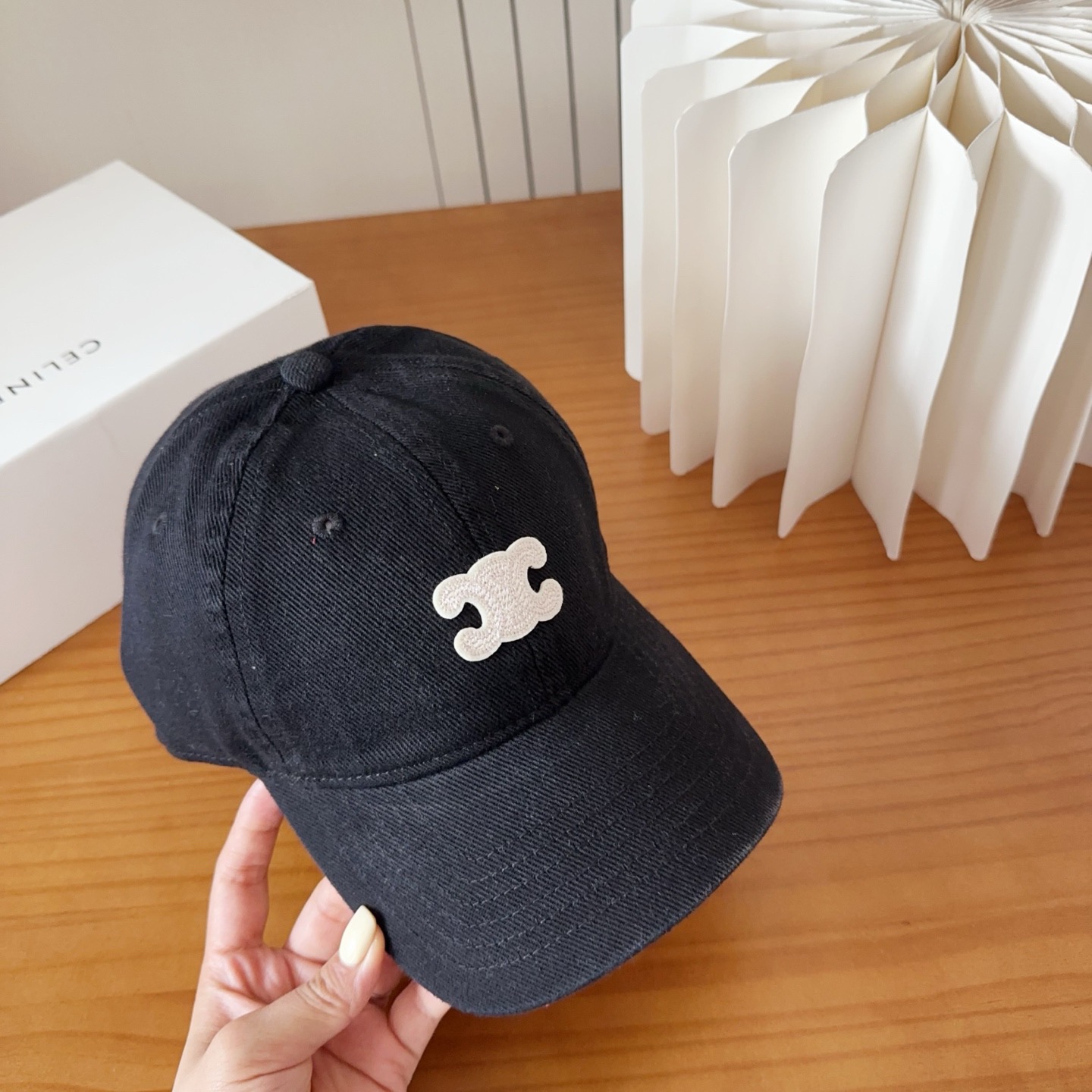 CELINE思琳 新款棒球帽🔸 旅游带它出去美美哒❕  中古款哟.这种帽子不容易撞款 😬 现货