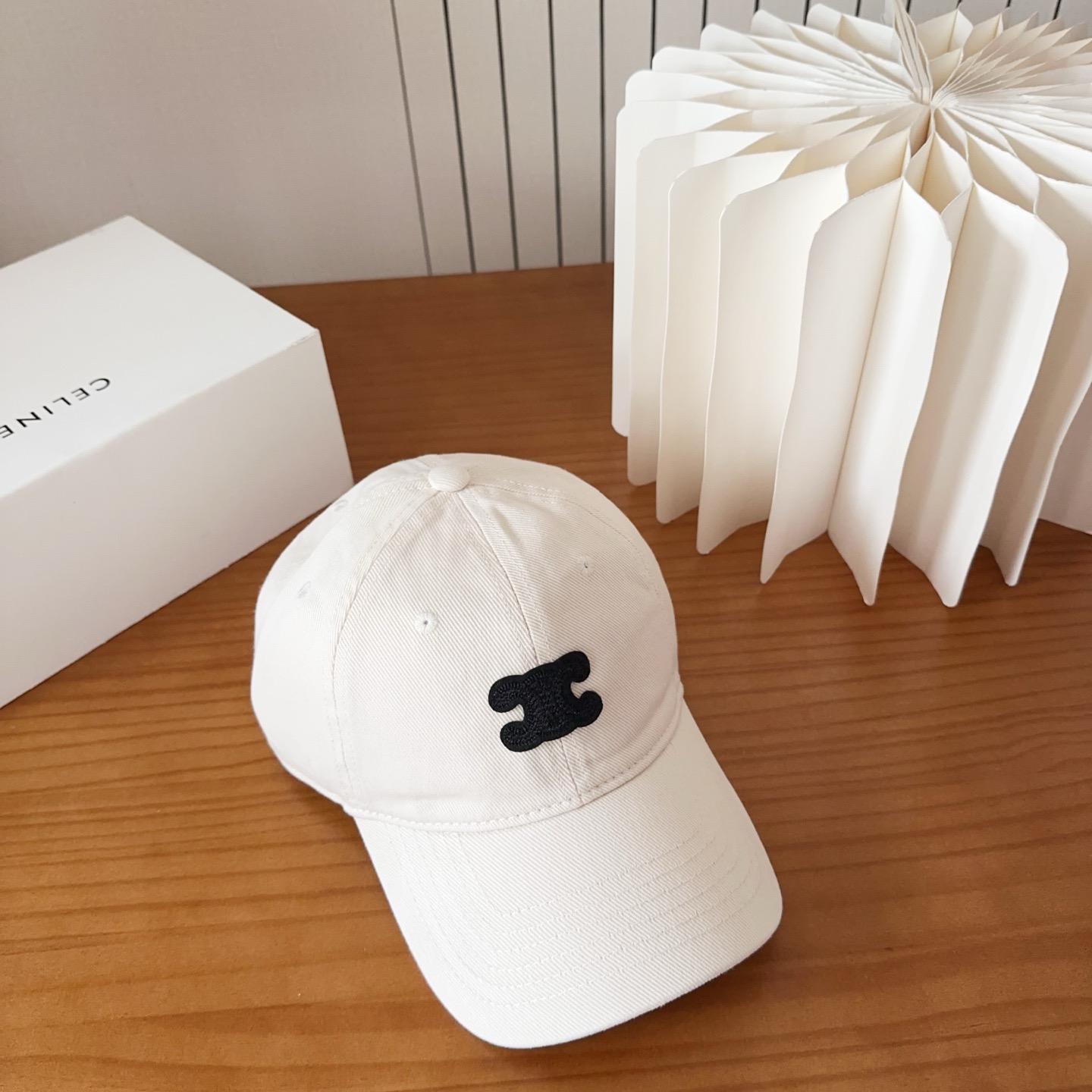 CELINE思琳 新款棒球帽🔸 旅游带它出去美美哒❕ 中古款哟.这种帽子不容易撞款 😬 现货