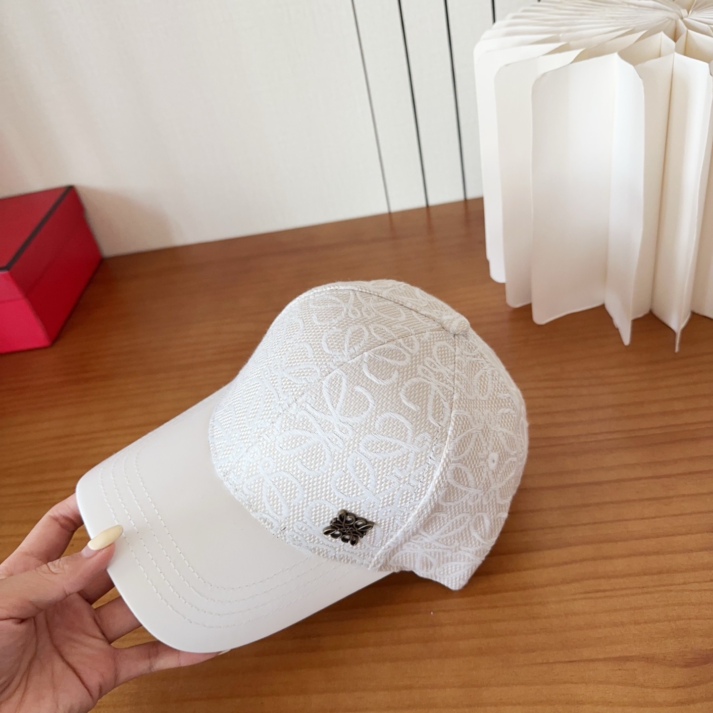 Loewe罗意威棒球帽颜值担当，遮阳挡风的四季款，闭眼入不会撞款喔！版型挺阔 面料很好喔