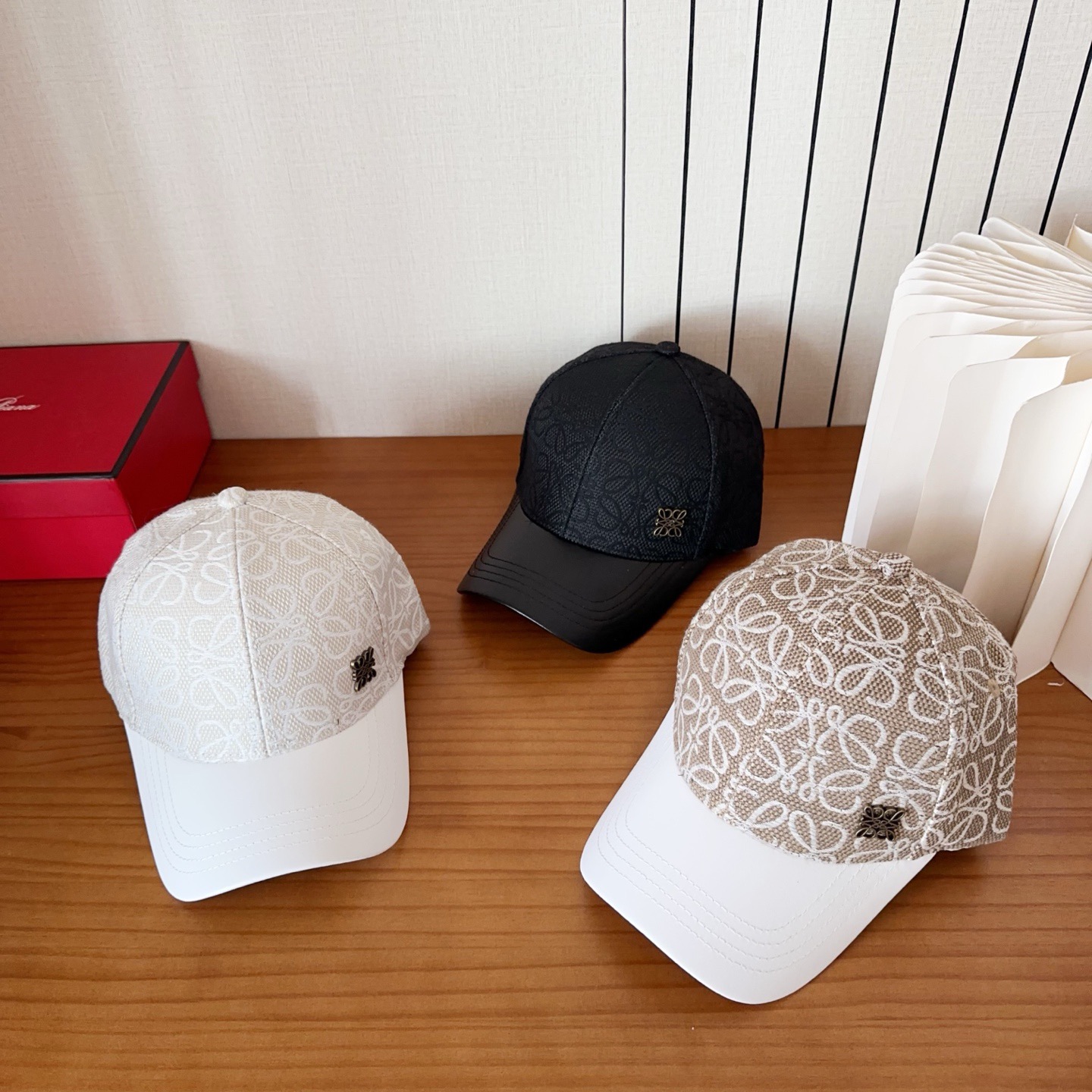 Loewe罗意威棒球帽颜值担当，遮阳挡风的四季款，闭眼入不会撞款喔！版型挺阔 面料很好喔