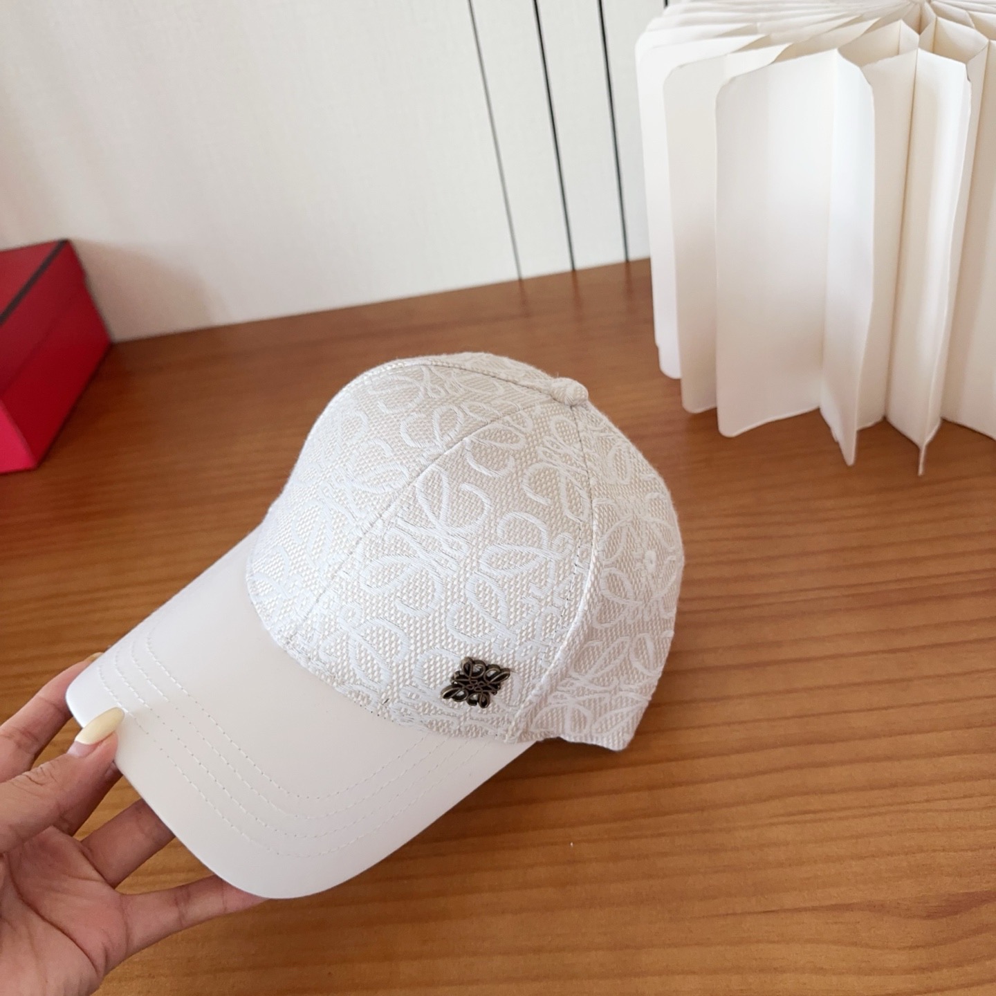 Loewe罗意威棒球帽颜值担当，遮阳挡风的四季款，闭眼入不会撞款喔！版型挺阔 面料很好喔