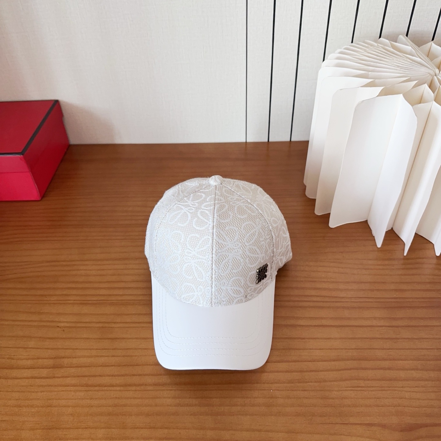 Loewe罗意威棒球帽颜值担当，遮阳挡风的四季款，闭眼入不会撞款喔！版型挺阔 面料很好喔