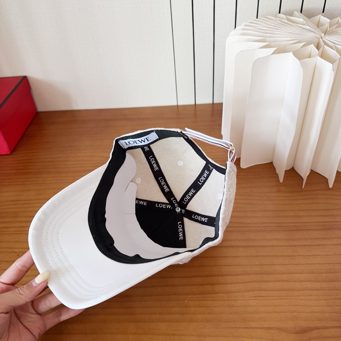 Loewe罗意威棒球帽颜值担当，遮阳挡风的四季款，闭眼入不会撞款喔！版型挺阔 面料很好喔