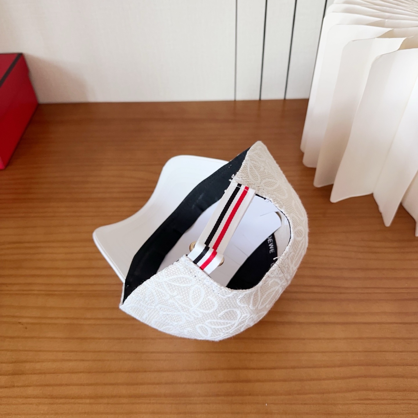 Loewe罗意威棒球帽颜值担当，遮阳挡风的四季款，闭眼入不会撞款喔！版型挺阔 面料很好喔