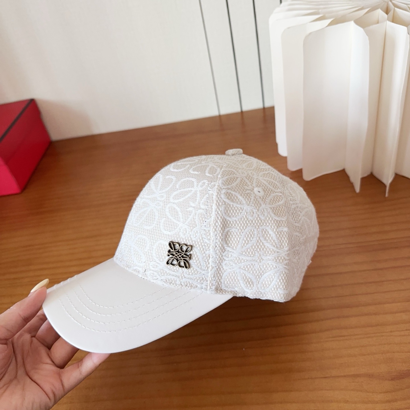 Loewe罗意威棒球帽颜值担当，遮阳挡风的四季款，闭眼入不会撞款喔！版型挺阔 面料很好喔