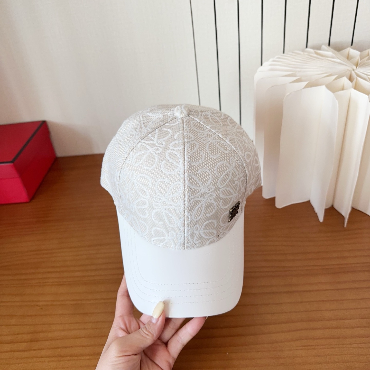 Loewe罗意威棒球帽颜值担当，遮阳挡风的四季款，闭眼入不会撞款喔！版型挺阔 面料很好喔