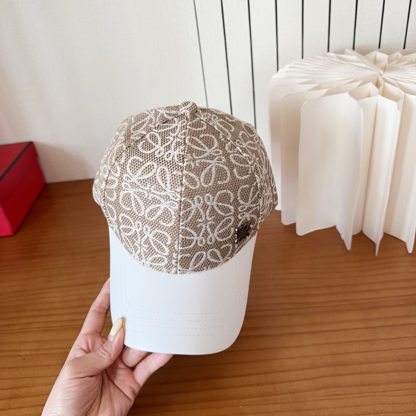 Loewe罗意威棒球帽颜值担当，遮阳挡风的四季款，闭眼入不会撞款喔！版型挺阔 面料很好喔