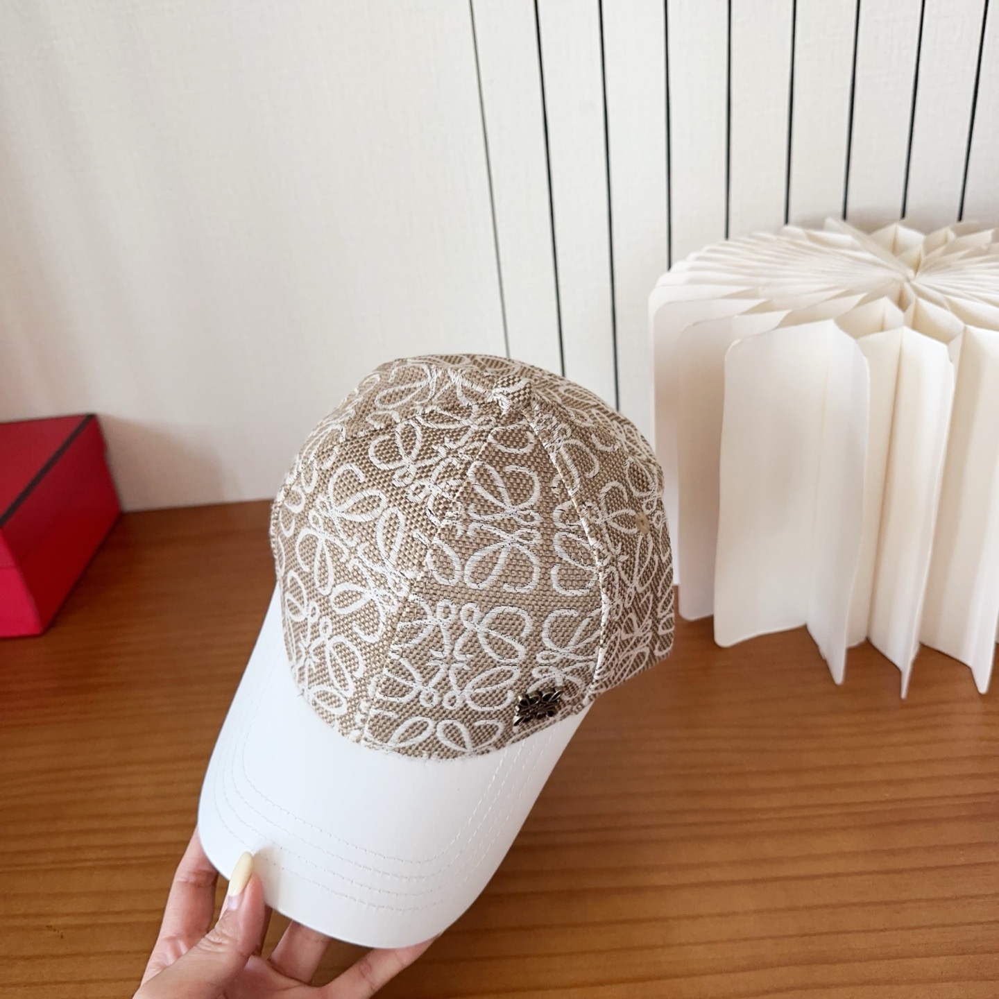 Loewe罗意威棒球帽颜值担当，遮阳挡风的四季款，闭眼入不会撞款喔！版型挺阔 面料很好喔