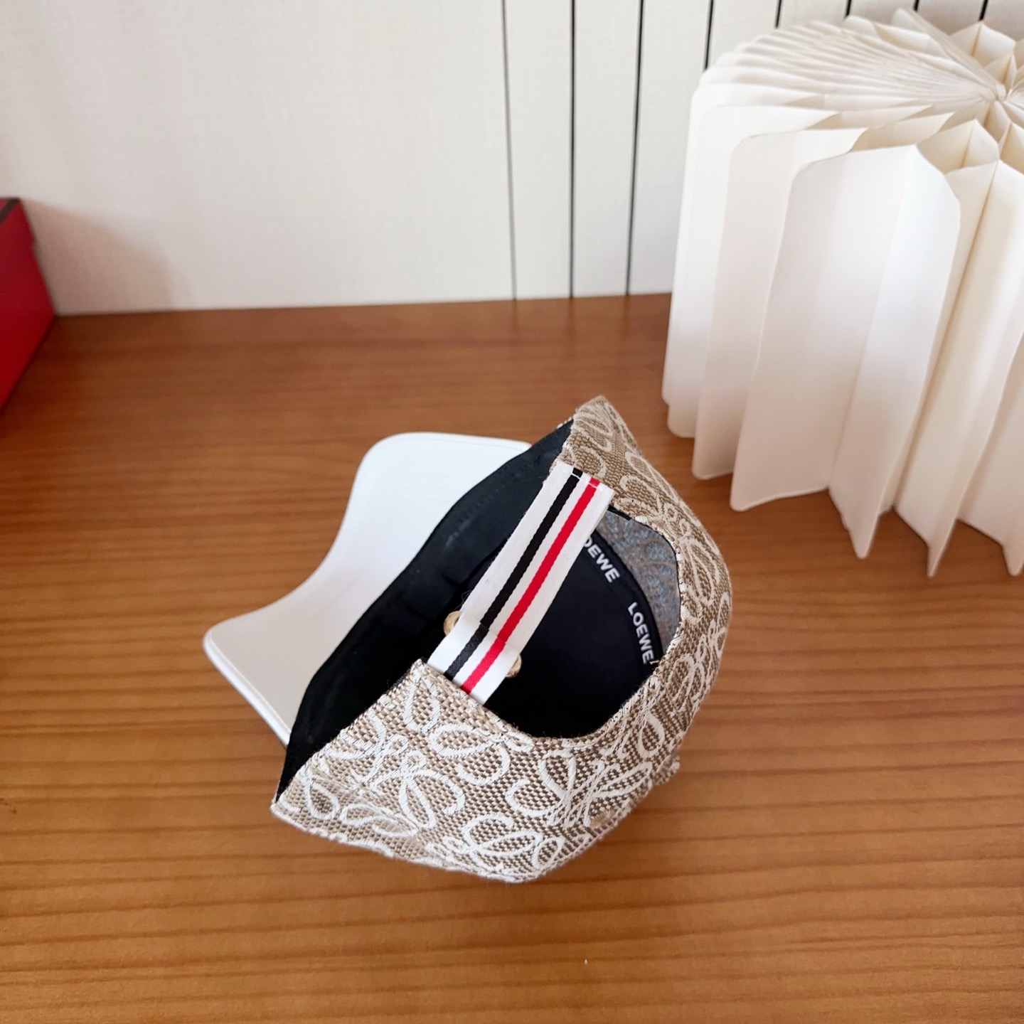 Loewe罗意威棒球帽颜值担当，遮阳挡风的四季款，闭眼入不会撞款喔！版型挺阔 面料很好喔