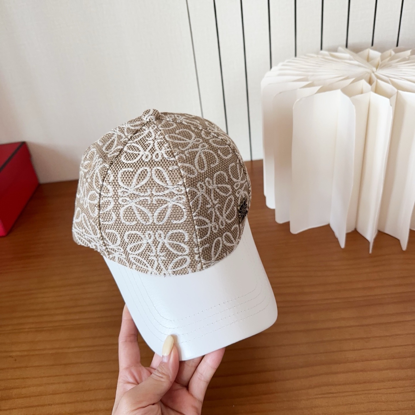 Loewe罗意威棒球帽颜值担当，遮阳挡风的四季款，闭眼入不会撞款喔！版型挺阔 面料很好喔