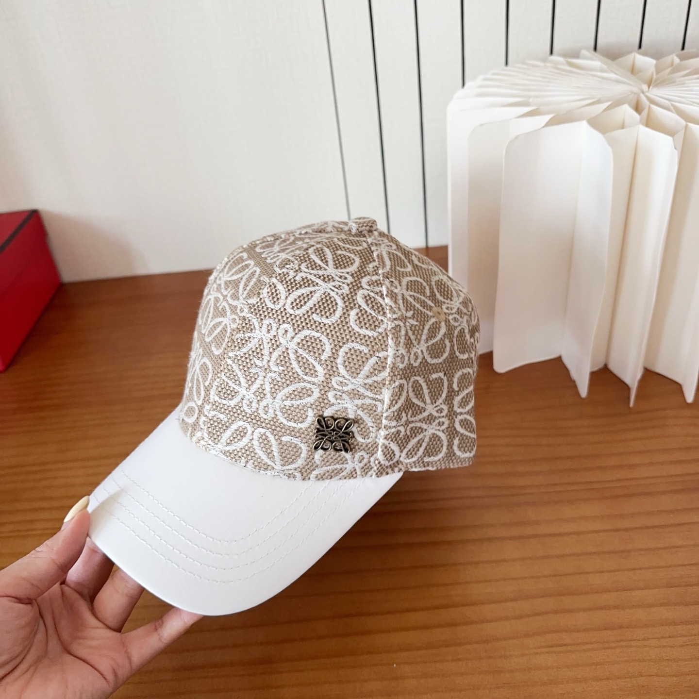 Loewe罗意威棒球帽颜值担当，遮阳挡风的四季款，闭眼入不会撞款喔！版型挺阔 面料很好喔