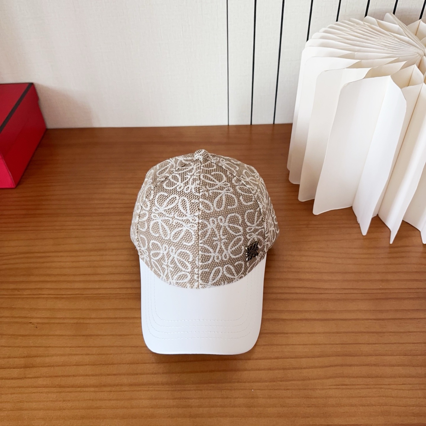 Loewe罗意威棒球帽颜值担当，遮阳挡风的四季款，闭眼入不会撞款喔！版型挺阔 面料很好喔