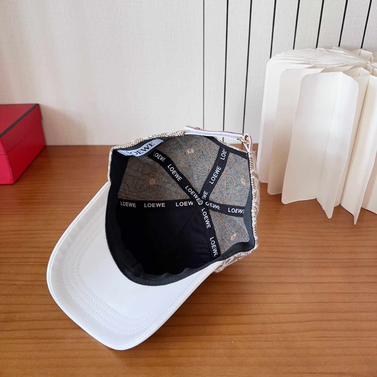 Loewe罗意威棒球帽颜值担当，遮阳挡风的四季款，闭眼入不会撞款喔！版型挺阔 面料很好喔