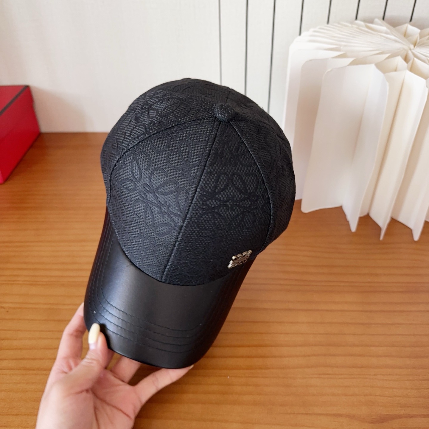 Loewe罗意威棒球帽颜值担当，遮阳挡风的四季款，闭眼入不会撞款喔！版型挺阔 面料很好喔