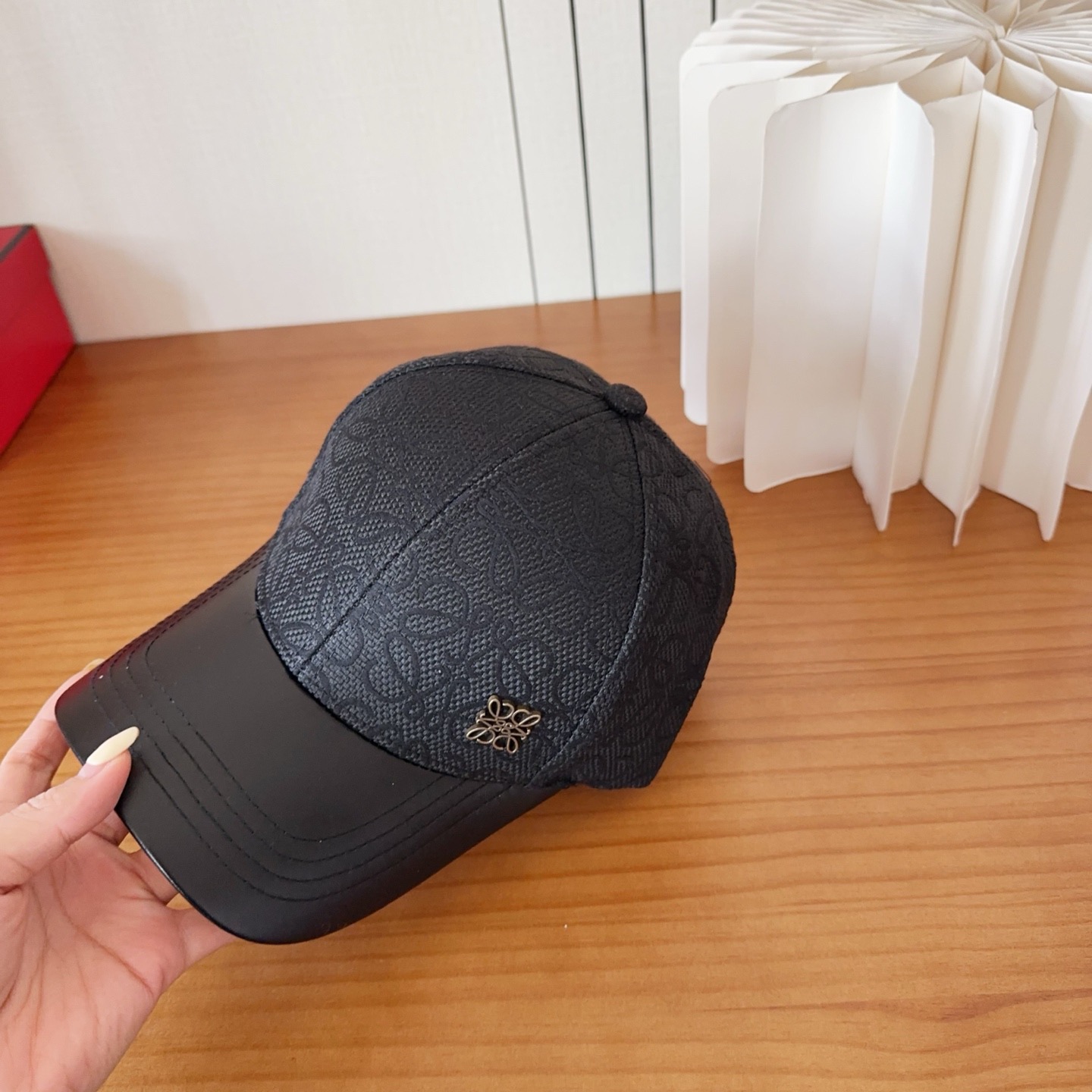 Loewe罗意威棒球帽颜值担当，遮阳挡风的四季款，闭眼入不会撞款喔！版型挺阔 面料很好喔