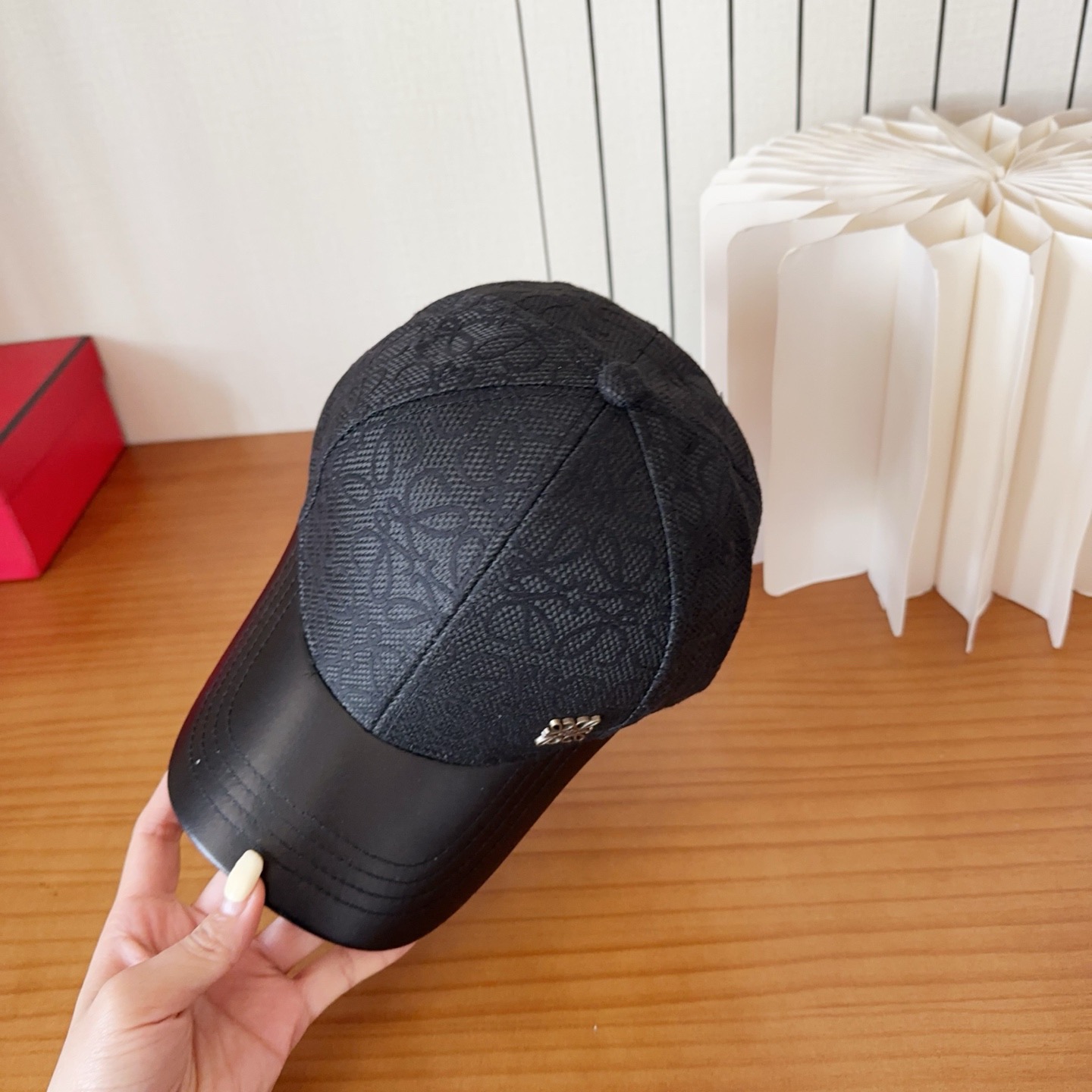 Loewe罗意威棒球帽颜值担当，遮阳挡风的四季款，闭眼入不会撞款喔！版型挺阔 面料很好喔