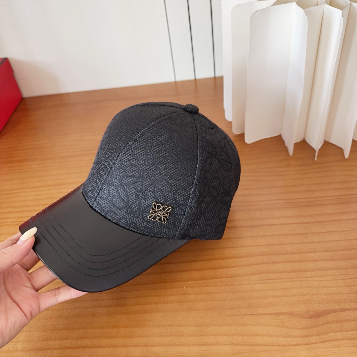 Loewe罗意威棒球帽颜值担当，遮阳挡风的四季款，闭眼入不会撞款喔！版型挺阔 面料很好喔