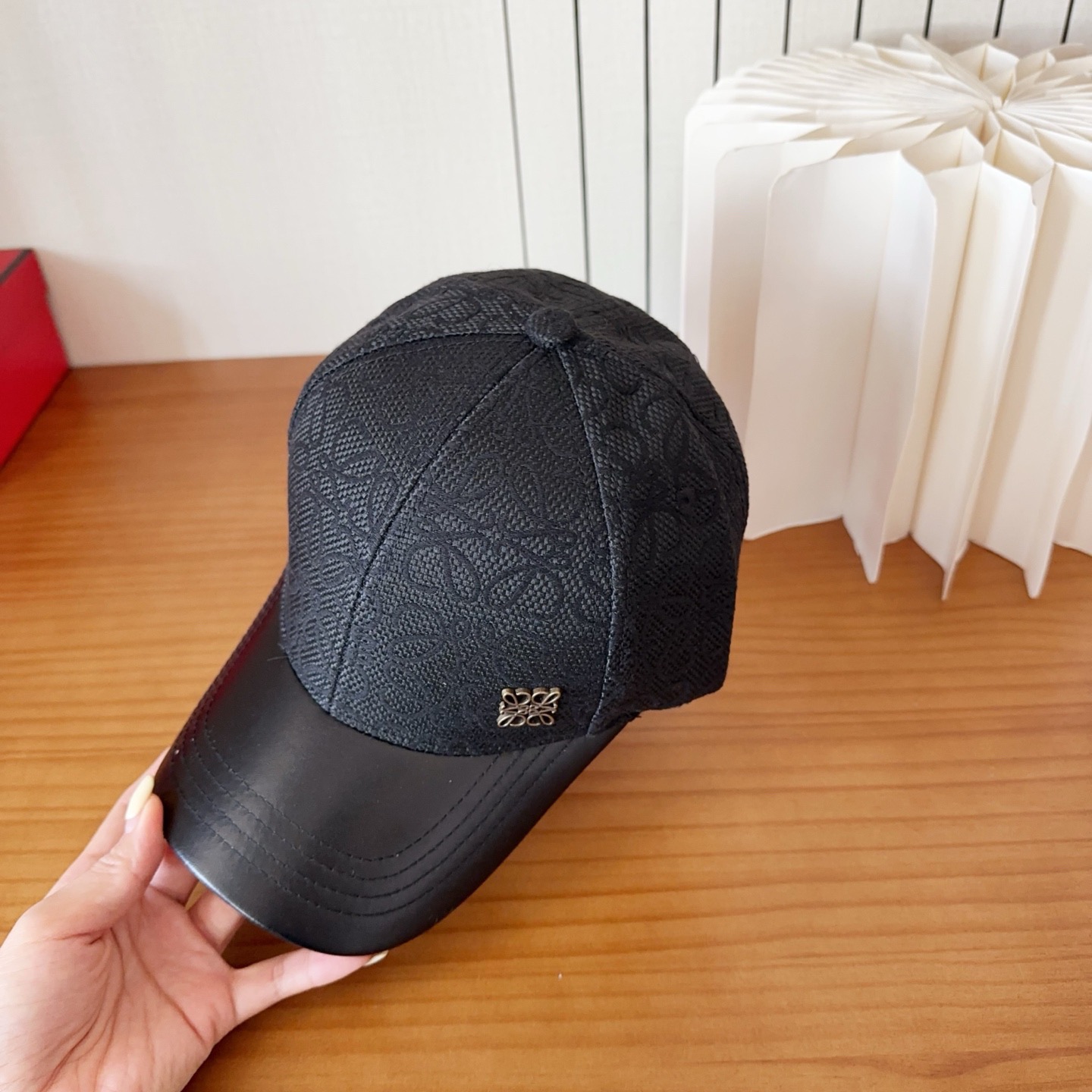 Loewe罗意威棒球帽颜值担当，遮阳挡风的四季款，闭眼入不会撞款喔！版型挺阔 面料很好喔