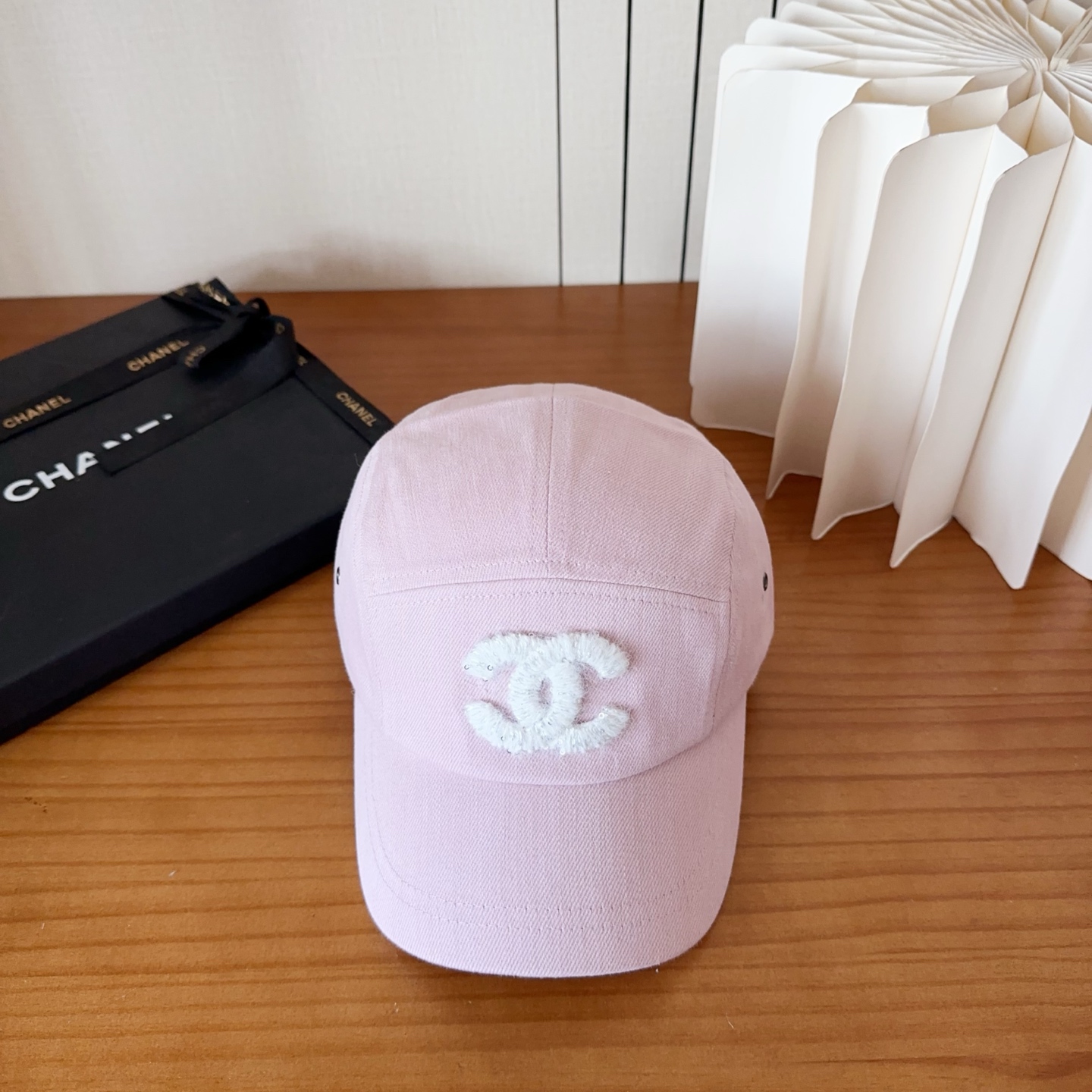 NO:825441,CHANEL Chanel's early spring new style, take it out for holiday travel. It's beautiful. It's a second-hand style. This kind of hat is not easy to match. Ready-made hats, straw hats, fisherman hats, baseball caps, hats, chanel, chanel, espadrilles, hats19860909CHANEL香奈儿早春新款节假日旅游带它出去美美哒 中古款哟.这种帽子不容易撞款 现货帽子草帽渔夫帽棒球帽,帽子,chanel,chanel,espadrilles,hats,hat