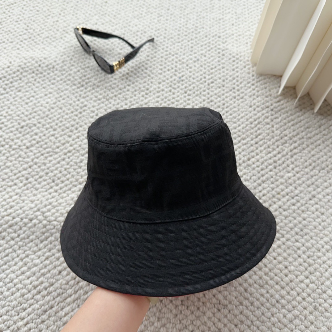 FENDI 芬迪 老花字母渔夫帽，FD的老花渔夫帽真的很洋气，超火爆的2024早春渔夫帽，看到收的爆款 