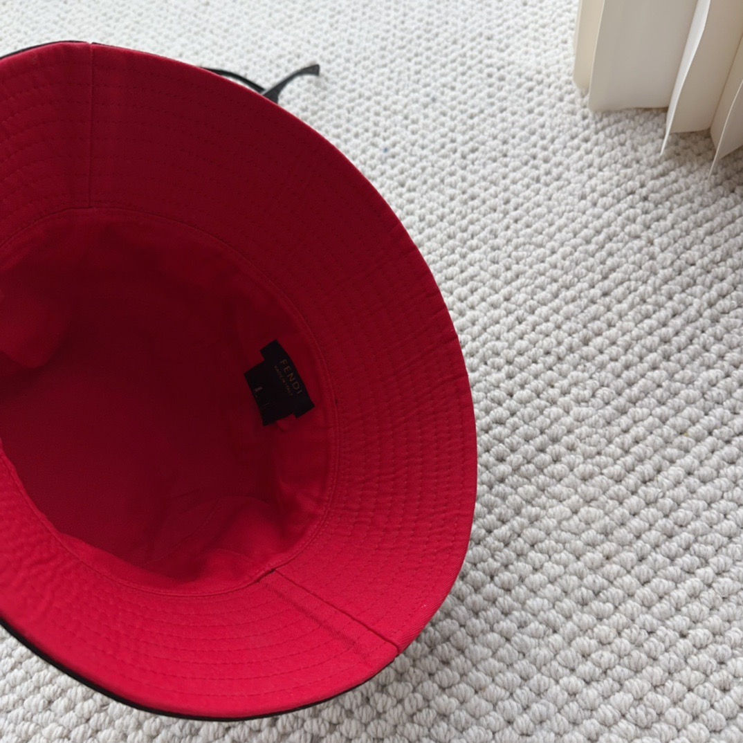 FENDI 芬迪 老花字母渔夫帽，FD的老花渔夫帽真的很洋气，超火爆的2024早春渔夫帽，看到收的爆款 