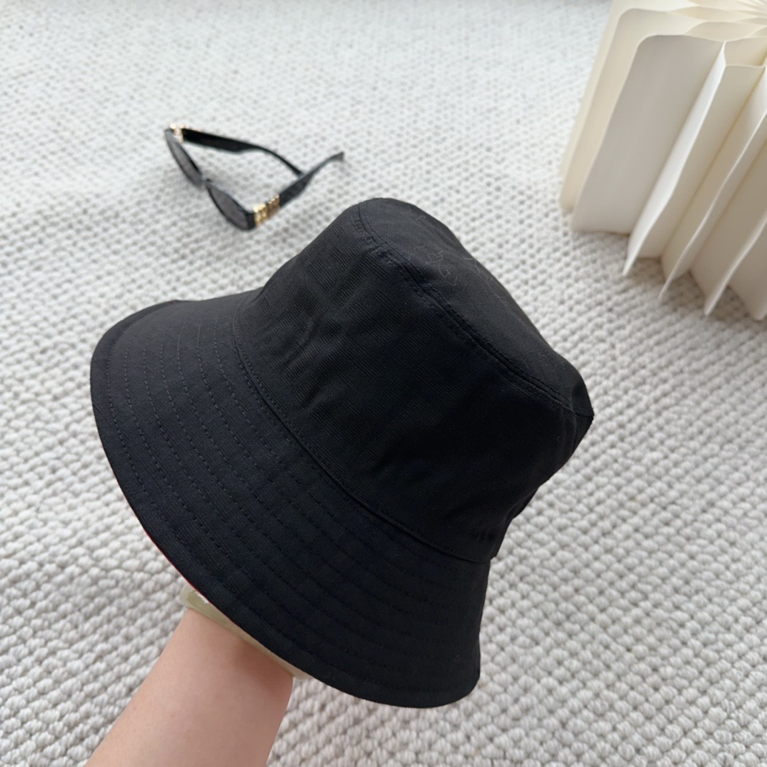 FENDI 芬迪 老花字母渔夫帽，FD的老花渔夫帽真的很洋气，超火爆的2024早春渔夫帽，看到收的爆款 