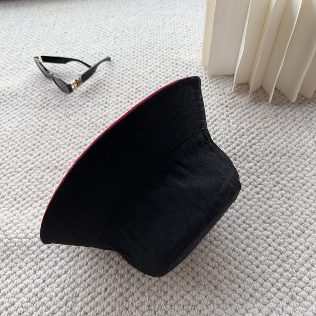 FENDI 芬迪 老花字母渔夫帽，FD的老花渔夫帽真的很洋气，超火爆的2024早春渔夫帽，看到收的爆款 