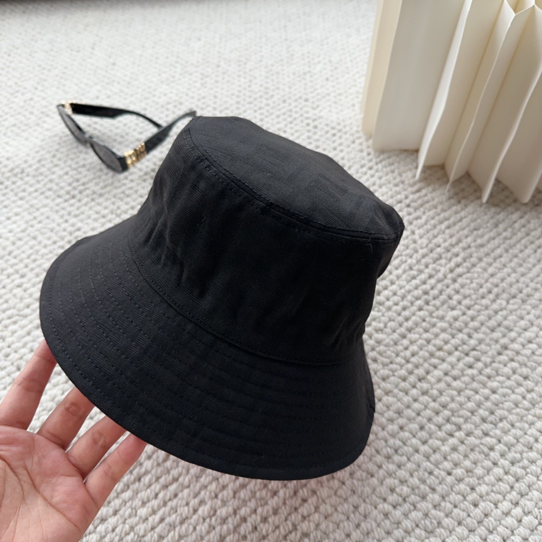 FENDI 芬迪 老花字母渔夫帽，FD的老花渔夫帽真的很洋气，超火爆的2024早春渔夫帽，看到收的爆款 