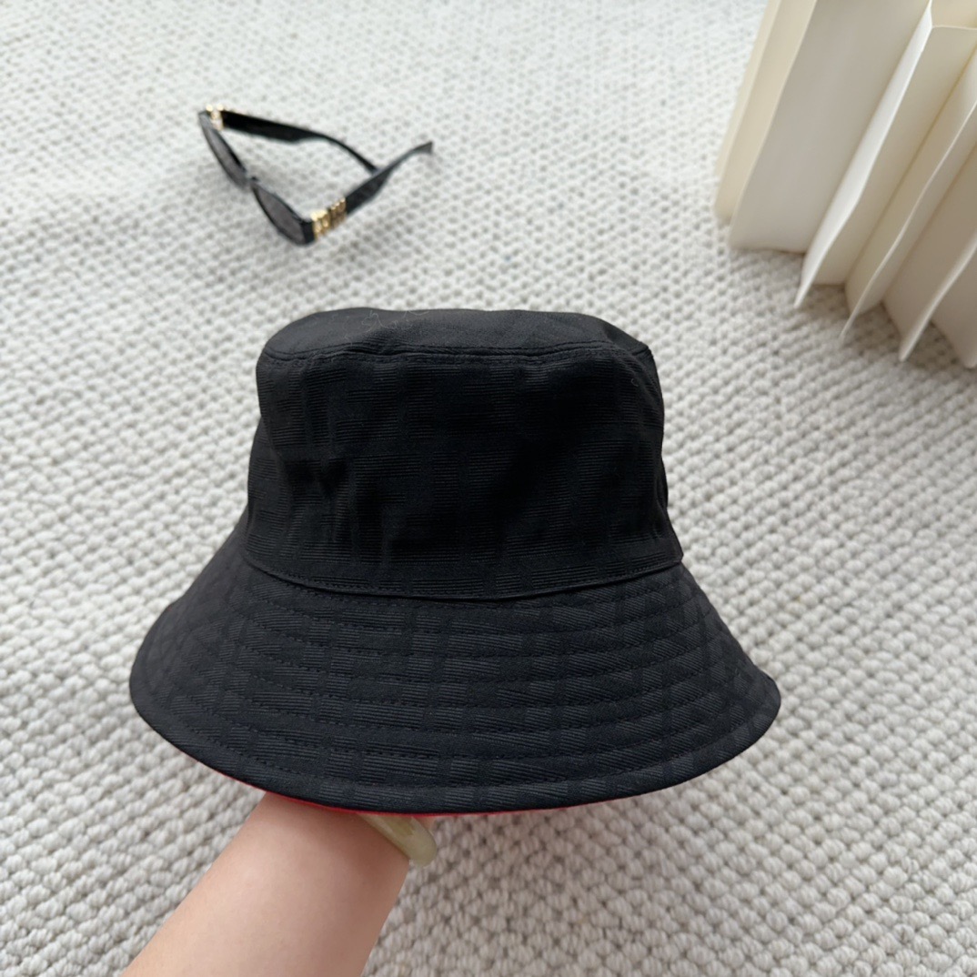 FENDI 芬迪 老花字母渔夫帽，FD的老花渔夫帽真的很洋气，超火爆的2024早春渔夫帽，看到收的爆款 