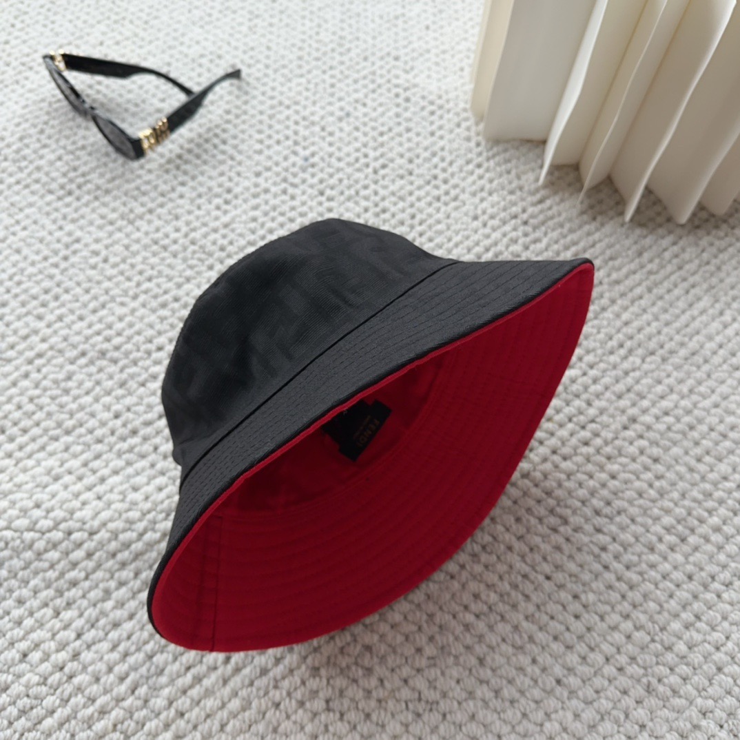 FENDI 芬迪 老花字母渔夫帽，FD的老花渔夫帽真的很洋气，超火爆的2024早春渔夫帽，看到收的爆款 