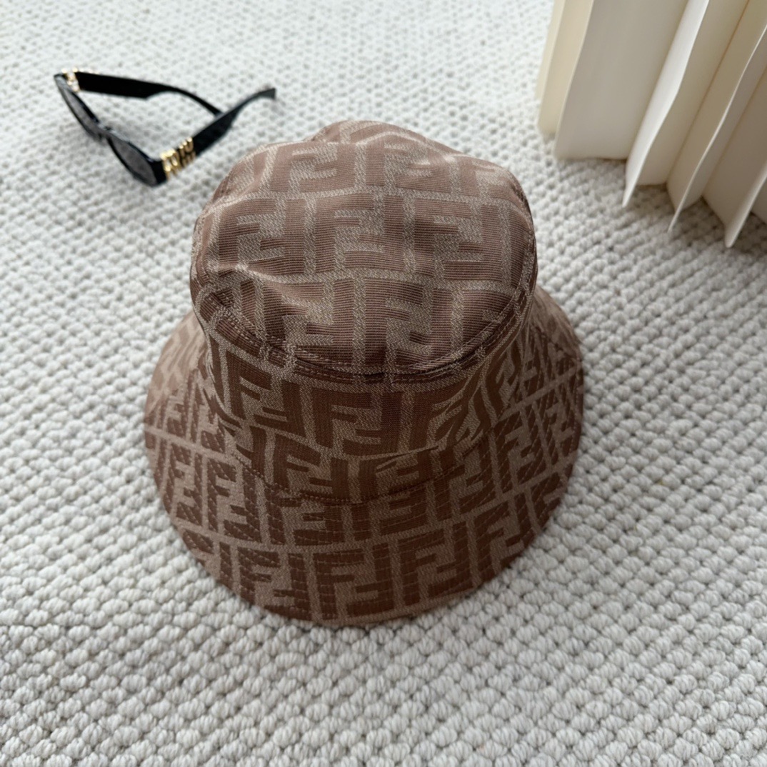 FENDI 芬迪 老花字母渔夫帽，FD的老花渔夫帽真的很洋气，超火爆的2024早春渔夫帽，看到收的爆款 