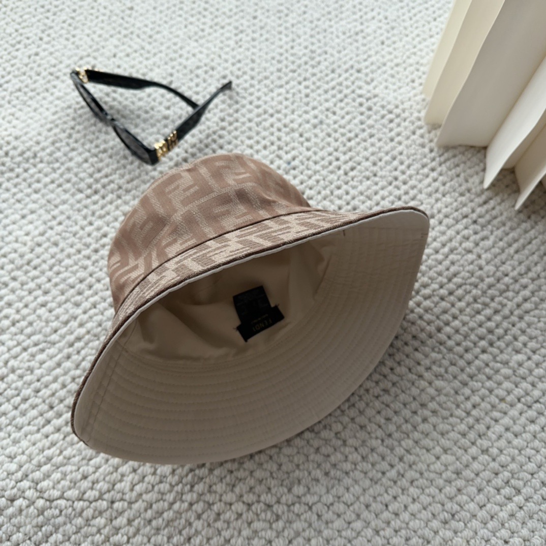 FENDI 芬迪 老花字母渔夫帽，FD的老花渔夫帽真的很洋气，超火爆的2024早春渔夫帽，看到收的爆款 