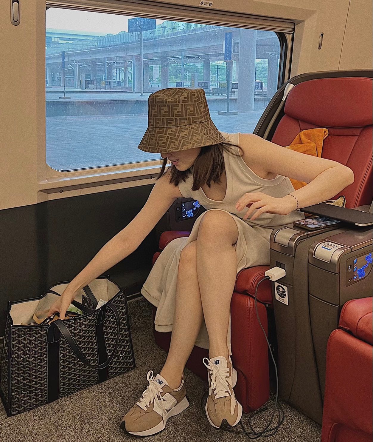 FENDI 芬迪 老花字母渔夫帽，FD的老花渔夫帽真的很洋气，超火爆的2024早春渔夫帽，看到收的爆款 