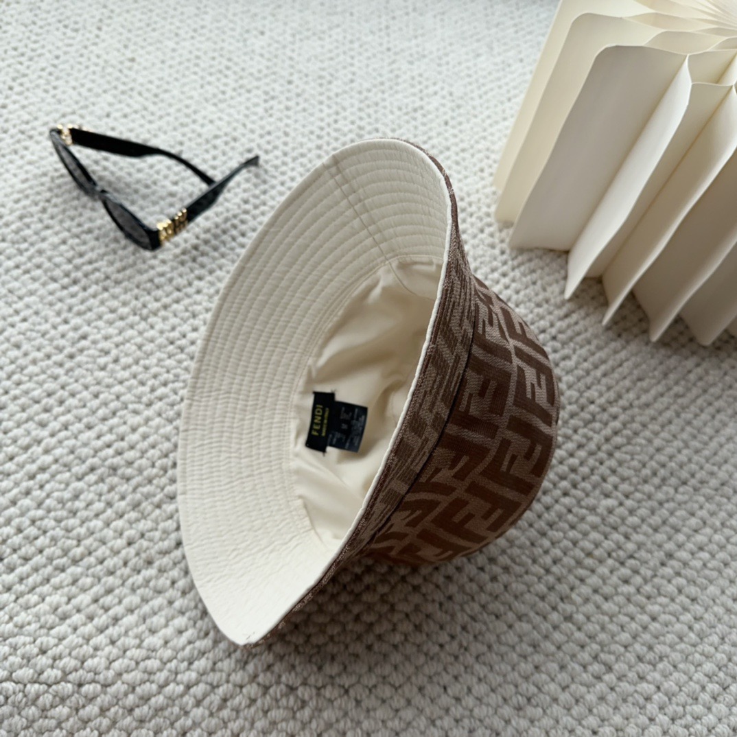 FENDI 芬迪 老花字母渔夫帽，FD的老花渔夫帽真的很洋气，超火爆的2024早春渔夫帽，看到收的爆款 